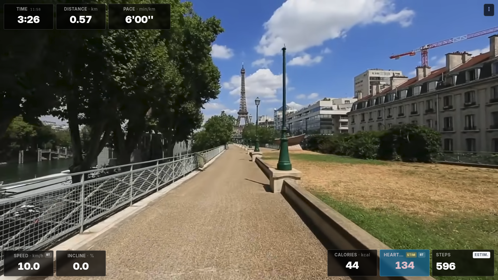 cronowiz in modalità TV Hub: una corsa virtuale su YouTube a Parigi, con passo, distanza e frequenza cardiaca sopra il video